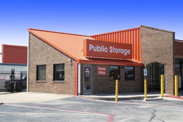 Public Storage - Grand Prairie - 425 E Pioneer Pkwy
