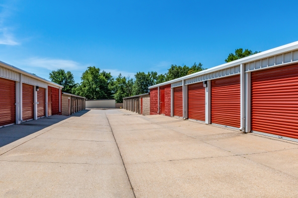 StorageMart - Hickman Rd & 68th St