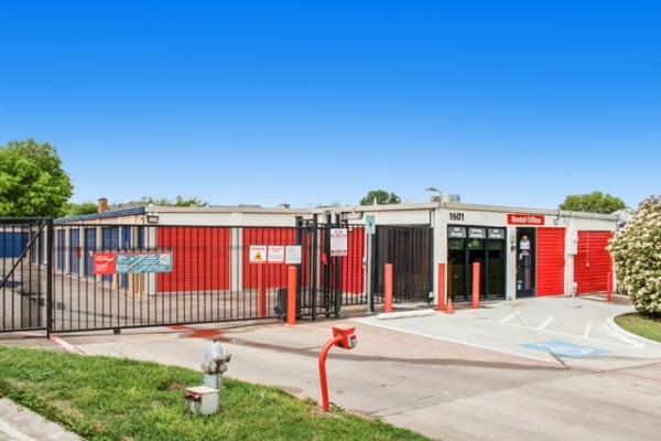 Public Storage - Arlington - 1601 Harwell Dr
